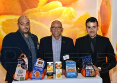 Vincenzo, Biagio e Paolo Parlapiano presos lo stand aziendale. Parlapiano Fruit e' specializzata in arancia bionda di Ribera (a marchio DOP) e anche in pere estive di varieta' Coscia.