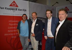 Van Koppen & Van Eijk is een uitzendbureau voor de AGF sector. Links Cok Duijvestein van het bedrijf Qpoint, daarnaast Aad van Bohemen, Roy van Steen en Martin Prins.