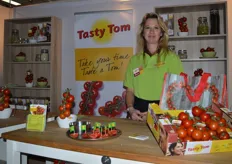 Mandy Minten van Tasty Tom. De tomaat wordt al jaren sterk gepromoot. Nieuw bij Tasty Tom is de gele tomaat. Een zoete en aromatische tomaat die leverbaar is vanaf het nieuwe seizoen bij een select aantal bedrijven.