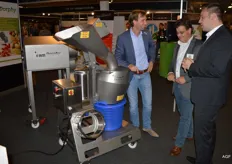 Niels van Laer van Fam in gesprek met de mensen van Wessels grootverbruik. FAM is leverancier van verwerkingsmachines voor de AGF sector.