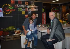 Veiling Zaltbommel liet de bezoeker fruit proeven. Teler Jan van Wijk met zijn zoontje Jan van Wijk jr en Hans Dodewaard van Veiling Zaltbommel.