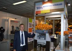 Woertman Nederland is leverancier van de Zummo citruspers. Johan van Wijk bij de machine.