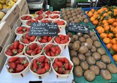 Het belangrijke artikel aardbeien wordt opvallend veel in houten bakjes verkocht