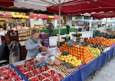 Geen grote wagens op de markt, alle kramen worden nog ter plaatse opgebouwd en daardoor is er een groter geheel voor de klant. 