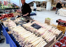 Volop asperges, netjes in het gelid