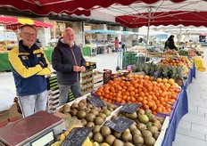 Marktkramers op de markt bij Beaune