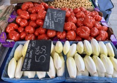 De marktkramers geven veel  aandacht aan het kleurenspel tussen de producten.