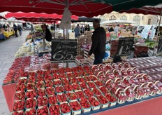 Opvallend: aardbeien in houten bakken en mandjes