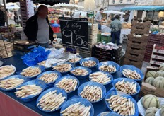 Ze helpen de klant door verschillende artikels te presenteren op schaaltjes die 500gr of 1 kg product tonen
