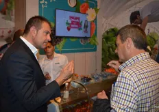 Raul Martinez Pinilla van Driscolls laat mensen graag proeven van heerlijk zachtfruit.