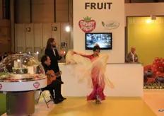 Special Fruit had speciaal voor de beurs nog een danseres en een zanger ingehuurd.