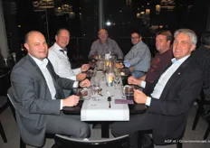 Aan tafel met telers Clemens Blum en Matthias Keller, participanten in paprikakwekerij GÃ¤rtnersiedlung Reichenau, en verkoopleider Ingo Bernhard.