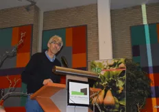 Herman Helsen presenteert de bevindingen van het onderzoek naar de Suzuki-fruitvlieg.