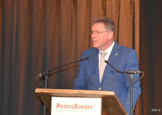 Roger de Groot burgemeester van de Noordoostpolder houdt het spannend wie de winnaar is van de Innovation Award.