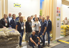Team NNZ enthousiast begonnen aan de beurs. Rechts kijkt Len Boot mee, niet meer op de voorgrond maar als commissaris.
