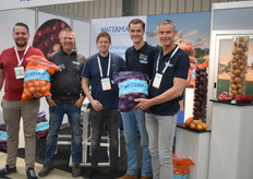 Uien van Waterman op een aardappelbeurs. Pieter Jaarsma, Jelmer Elzinga, Jasper Meeuwes, Leon Aarnink en Wim Waterman.