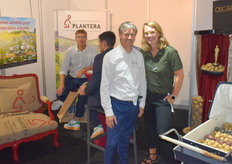 Gerard Bovée links in gesprek, Jeroen van Soesbergen en Marlinde Kramer van Plantera. Het ras Oscar werd gepromoot als een geelvlezige tafelaardappel, met kooktype B, kruimig en een resistent ras. In de kinderwagen rechts liggen de beschikbare krieltjes voor verse consumptie.