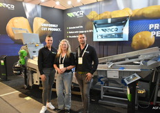 Jan Willem Lambregtse, Kim van Heerde, Jan Pieter Reijnoudt van MCR machinery poserend bij een pootgoed snijder.