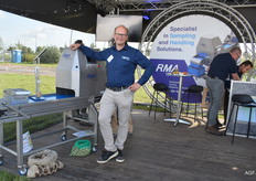 Michel remijn van RMA Techniek poserend bij de Compact 3D camera voor maatbepaling in aardappelmonsters 