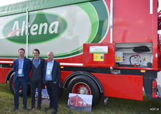 Stijn, Tom en Jan Dewagtere van Dewagtere Engineering poserend bij de nieuwste aanwinst onderlosser voor Altena