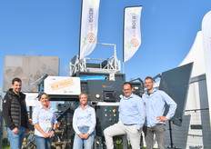 Jacek Wilczynski, Carolien Bierens, Rianne Bogaers, Kees den Boer en Gertjan Rijstenbil van Den Boer Agri, importeur van KMK machines.