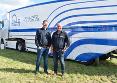 Wiechert Steerts en Cees Butter van Bald Logistics. Achter hen de futuristisch uitgevoerde nieuwe onderlosser. Lees er meer over: https://www.rollintothefuture.com/ 