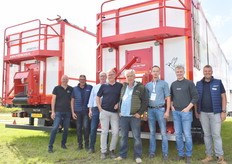 Bij Van der Peet bandlossers even op de foto met Duitse klanten.