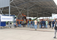 Buiten waren overal demonstraties te zien.. Zo ook de kistenwasser.