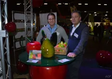 Gerard Poldervaart en zijn zoon Koen van EFM en Fruitteeltshop.nl. Op de voorgrond een greep uit het assortiment 'fruit' wat te koop is in de webshop.
