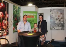 Van DEPA Fruit: Peter Durlet en zijn vrouw Annick Ector met hun dochtertje Laure.