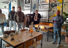 Om 9 uur werd er verzameld in Amsterdam Noord. AVN-bedrijfsadviseur Andrea Paffarini (l) wenst iedereen een inspirerende dag toe.