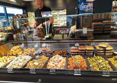 De indrukwekkende saladetoonbank bij La Fourchette