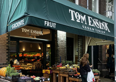 Tom Ensink zit in de meest chique wijk van Amsterdam, 93% van zijn omzet komt uit gemaksproducten, maar desalniettemin is er genoeg ruimte voor losse groente en fruitjuweeltjes