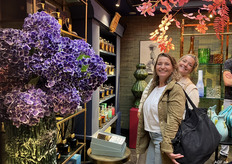 De zussen van de Hoef nemen een kijkje bij de bloemenwinkel verderop in de Cornelis Schuytstraat. Ze waren zeer blij, want Gijs van de Hoef staat in de top 100 van Delicous-magazine!