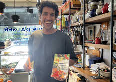 Nadir heeft het AGF-handboek achter de hand om zijn leveranciers te checken