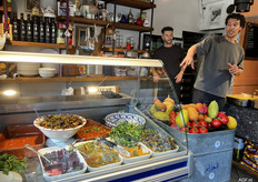 Nadir en Youssef koken met 95% groenten bij Rue d'Algers en laten dat zien ook