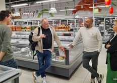 Een onderonsje op de diepvriesafdeling tussen gastheer Marcel Jansen, Gijs Vroegindeweij, Enzo Cassaro en Manon Tuinenga. Enzo biedt via zijn boek en seminars over het succes van Vershal Boontjes ook de nodig inspiratie aan de branche.