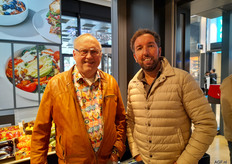 Peter Smits (Middendorp Groente en Fruit Leidschendam) met John de Vries (De Westlandse Tuin). De winkel van Peter ligt in The Mall of the Netherlands, en is ook een voorbeeld van inpirerende groentewinkel. De winkel van John bestaat niet meer, destijds was De Westlandse Tuin het visitekaartje van wat inmiddels een AGF-horecaleveranciers is. 