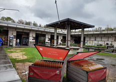 In een marktachtige setting worden verse producten verkocht, de binnentuin is om te bouwen tot feestlocatie