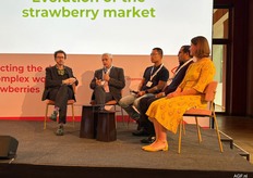 Moderator Michael Barker in gesprek met Philippe Binard (Freshfel Europe), Huan Zhang (Twinkle Star Berry), Nabil Belmkaddem (BestBerries) en Anouk Sijmonsma (IFPA) over trends en ontwikkelingen op de arbeidsmarkt