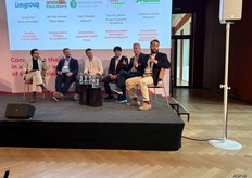 Een paneldiscussie onder leiding van Michael Barker met Roland Sweijen (Limgroup), Jan van Anken (Flevo Berry), Yuki Otsuka (Miyoshi Group), Teunis Sikma (Fresh Forward Breeding) en Alfonso Lopez (Planasa) over veredeling