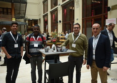 Simon Craeye (Inagro) in gesprek met Aruppillai Suthaparan (Norwegian University of Life Sciences), Khalid el Ouadi en Jean-Michel Rabasse (Eastman Group)