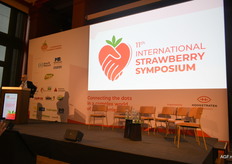 Hans Vanderhallen had de primeur om het logo van het 11th International Strawberry Symposium te tonen, dat in 2028 naar Antwerpen zal komen. Coöperatie Hoogstraten heeft de eer gekregen deze te organiseren, wat een 6-daags evenement zal worden.