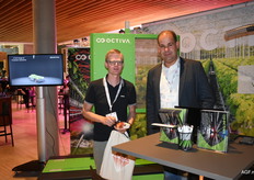 Johan Willemsen (Fresh Forward Breeding) op stand van Octiva Netherlands in gesprek met Thomas Hoeterickx van het bedrijf