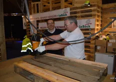 Lebeck is een bedrijf dat zich toelegt op pallethandel, opkopen en reparatie. Vincent Struijen en Guy Claude geven een demo pallet repareren.