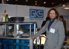 Wim van der Meulen van GKS Packaging bij de CP 350 flexibel inzetbare vorm, vul en sluitmachine. Deze machine wordt gebruikt voor de bewerkte- en onbewerkte AGF producten.
