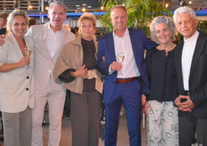 Nicole en Jan van Kessel, Mevrouw de Koning, Leon en Angelique Hooghart en Hans de Koning.