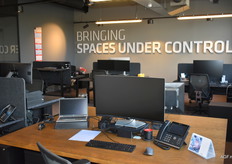 Ruime kantoren met zit/sta-bureau's werkt voor iedereen fijn.