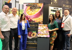 René en Marcel Schers, Gabriela Arce, Mary Ines Rosillo, Dana Zahradnickova en Tomas Pavis van XFresh, XHerbs en Xotics poserend bij het Premium Passion fruit van Pearls. Onder dit kwaliteitslabel worden mango, ananas en passiefruit verkocht uit landen als Peru, China en Costa Rica.