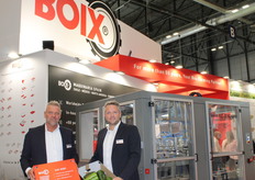 Denis Jens en Job Schmidt van Boix Europe poserend bij de Hat-Mini, een automatische dekselmachine voor AGF trays los of verlijmd. (1300 p/m) De machine valt op bestaande lijnen te integreren. In november zijn er demonstratiedagen voor deze machine.